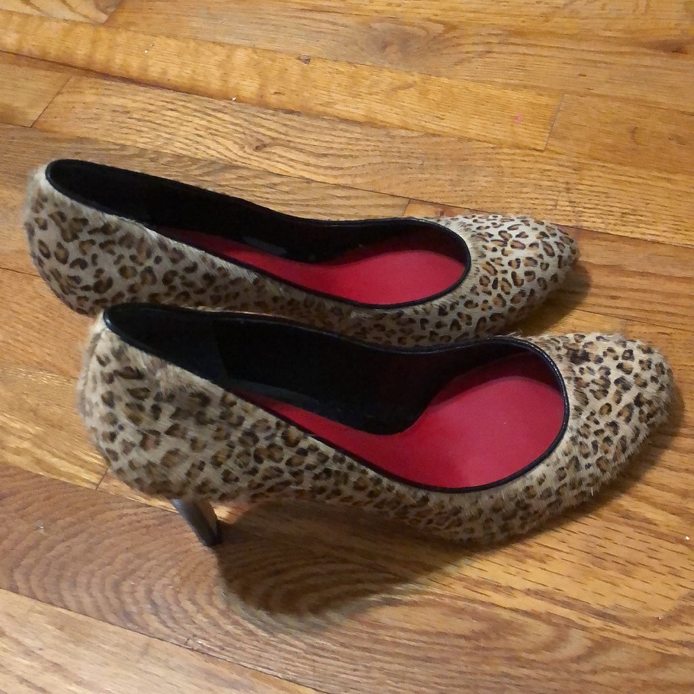 Nine West leopard print (hair-see pics) heals, 8.5 - Picture 3 of 14